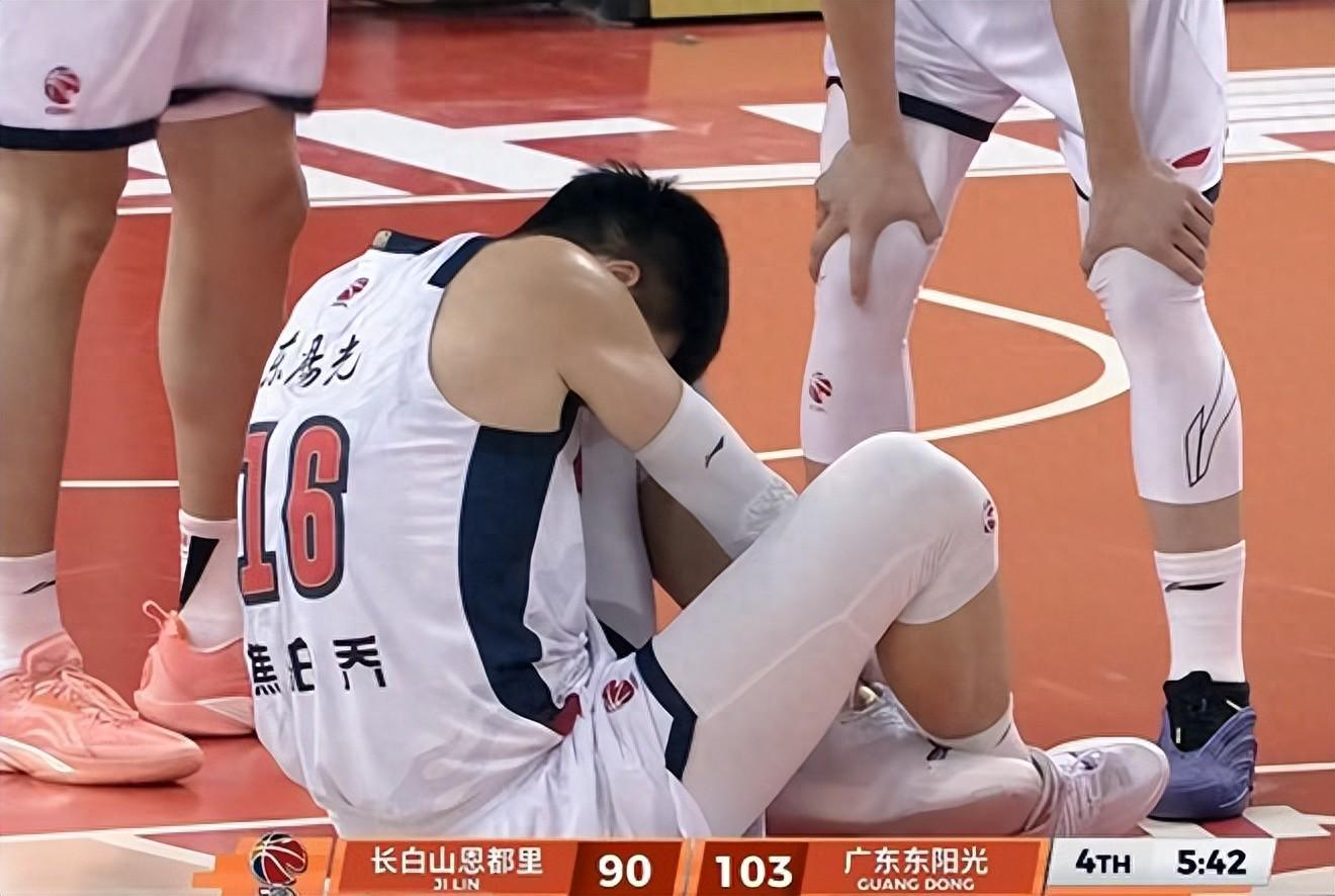 开云体育在线网站-谁注意到，焦泊乔被队友绊倒，绊倒者扬长而去，其他队友纷纷看望